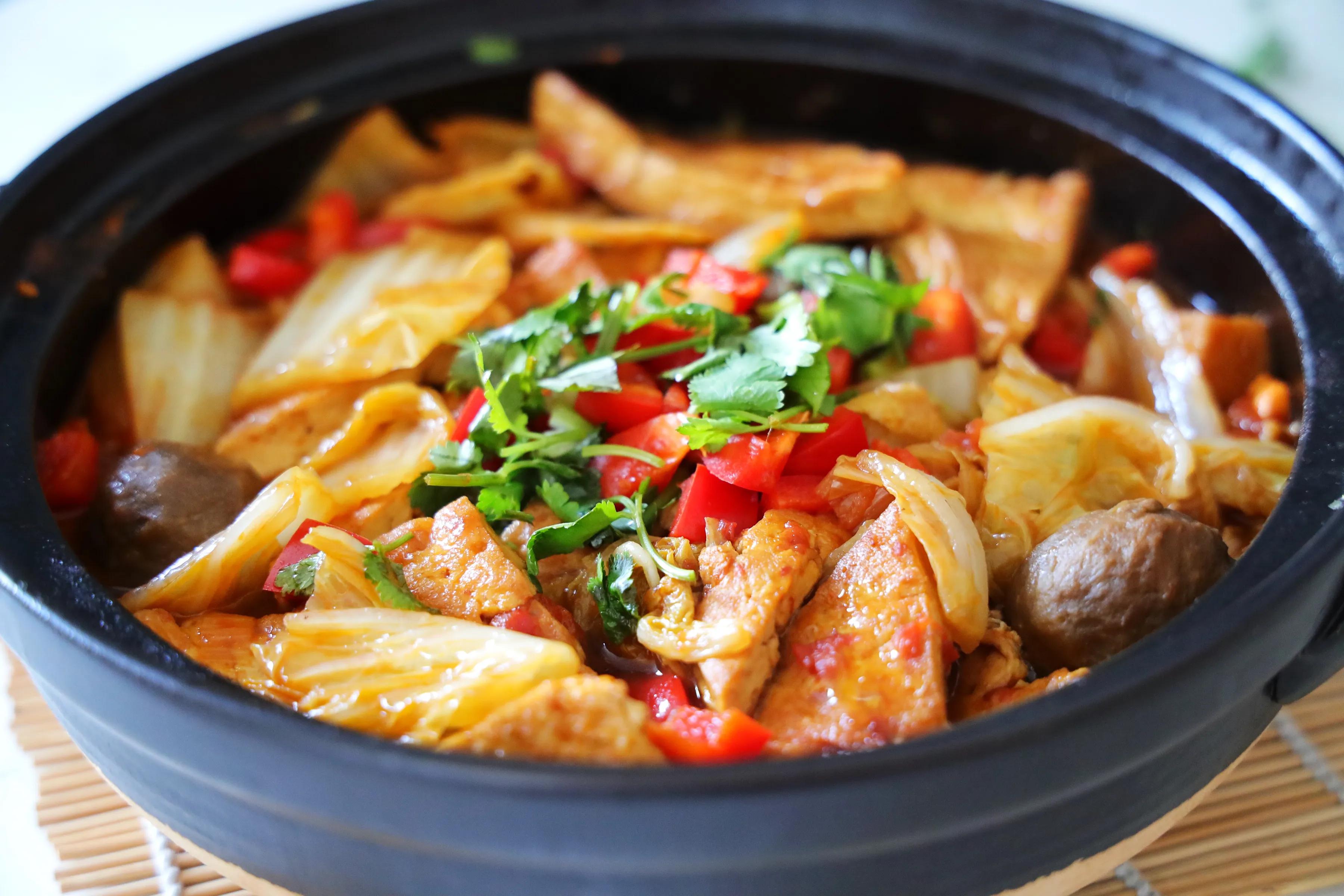 天气越来越冷，砂锅炖白菜豆腐不能少，汤鲜味美，吃完浑身暖