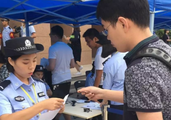 华东政法大学校草火了，有颜值又有才华，网友直呼是现实版何以琛