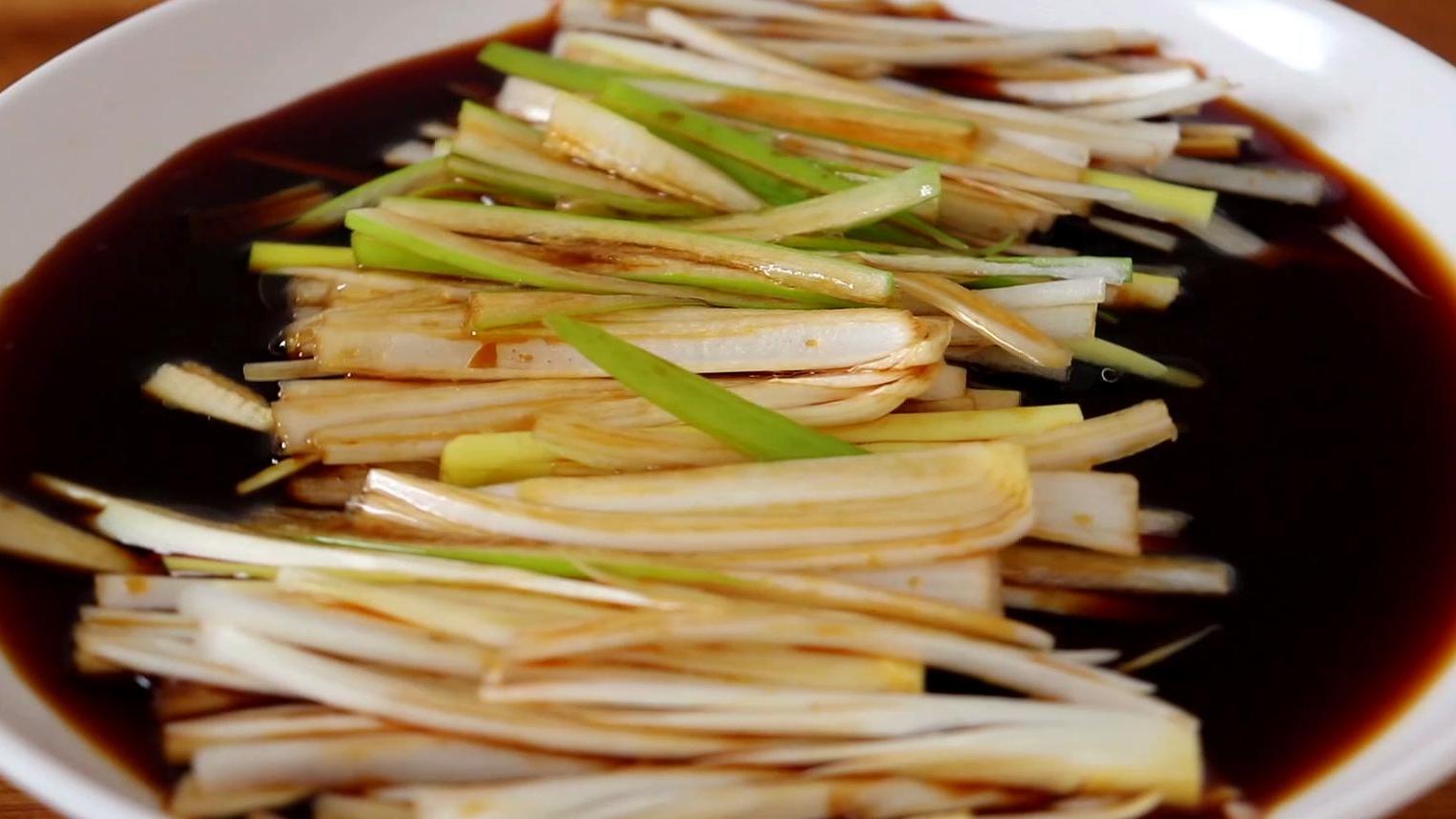 大厨教你凉拌大葱,农家特色菜,开胃下饭,吃一次就喜欢上了