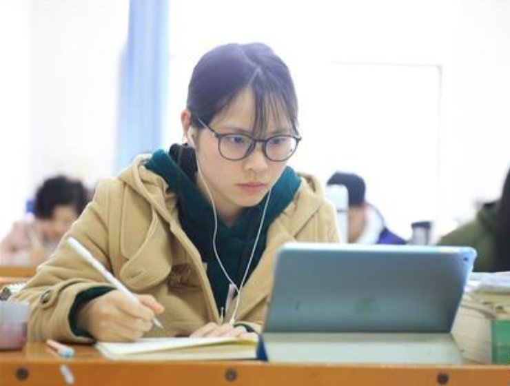 大学生如何获得保研资格，辅导员透露4个条件，学姐：受益良多