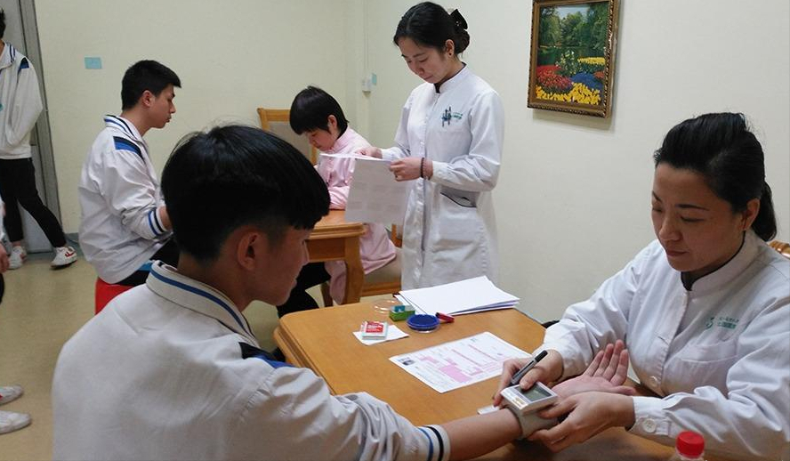 高三学生再翻车，体检医生很无奈，高考体检需要“一丝不挂”？