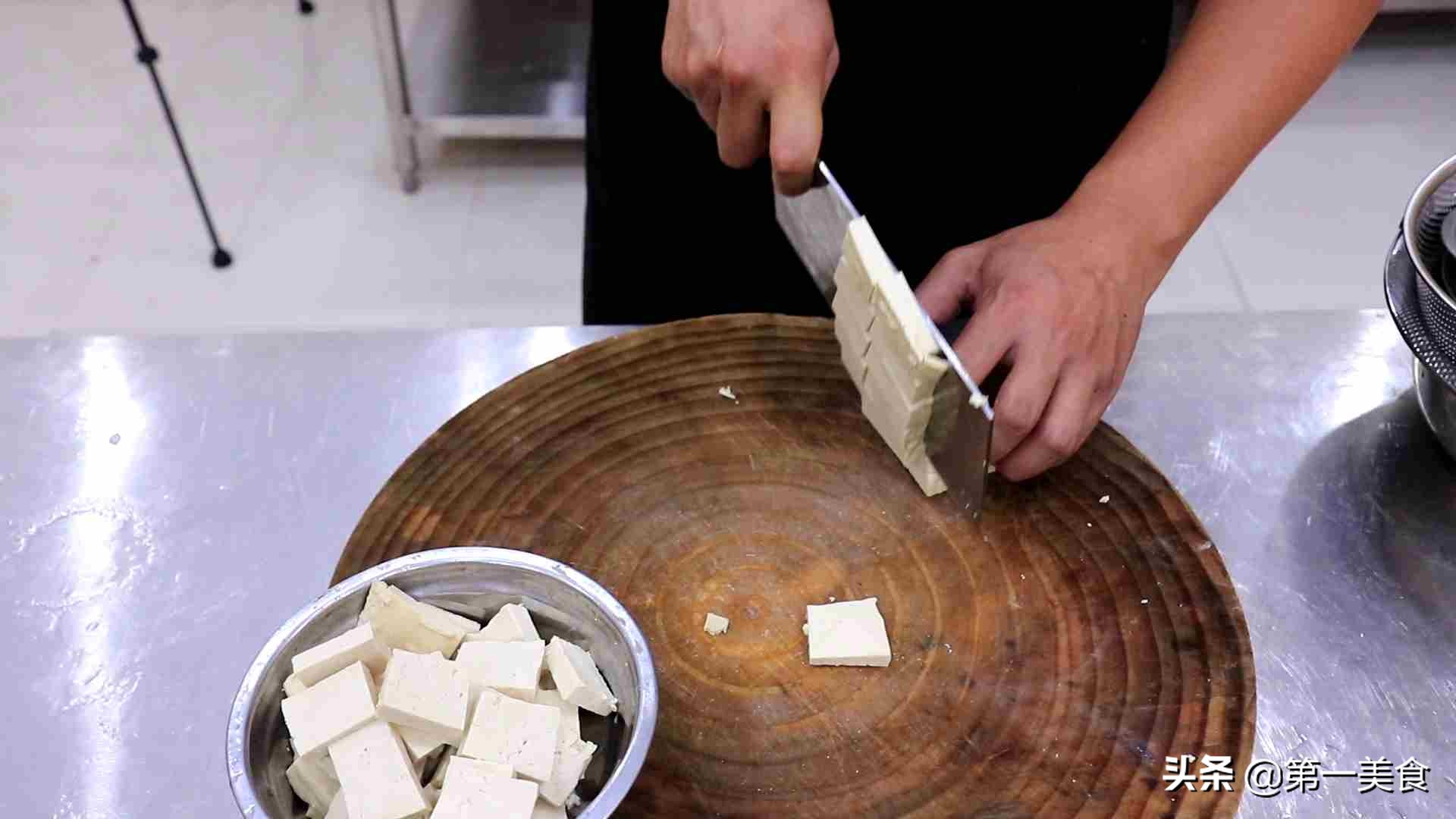 大厨教你鲫鱼豆腐汤的做法，教你如何解决煎鱼粘锅，汤汁奶白技巧