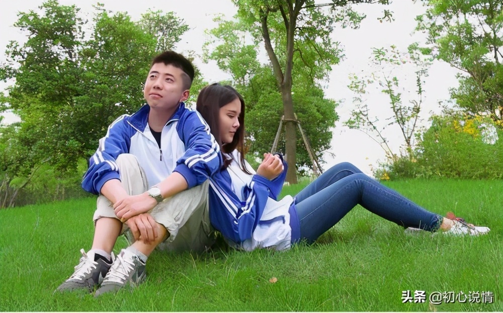 为哄生气女友，大学生下跪磕头求原谅：爱情，从来不是生活的全部