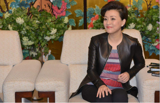 有种“完美”叫杨澜儿子，不仅遗传妈妈的美貌，还是妈妈的学弟