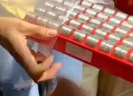 山东一男子为结婚的兄弟准备千元硬币，仪式感满满，网友都羡慕了