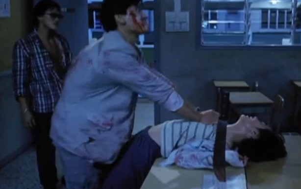 在这部1988年的老电影中，袁洁莹演女学生，林正英演警察