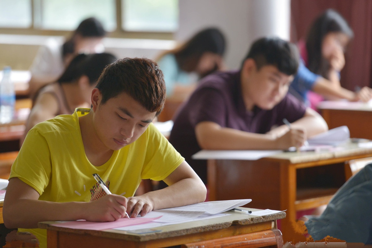 在高考当中“作弊”，会有什么后果？班主任：人生前程全毁