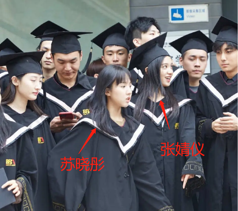 北电无滤镜毕业照曝光：关晓彤周也同框比美，王俊凯比同学嫩太多