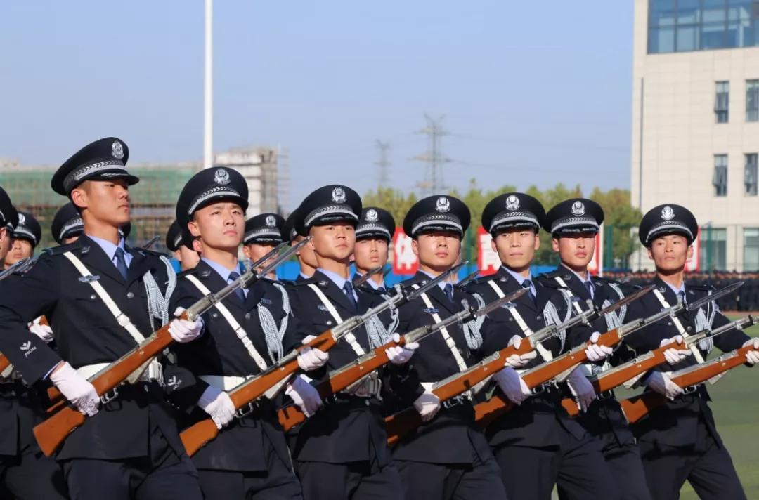 警校共分为三个档次，第一档考上就得到了铁饭碗，专科生也很吃香