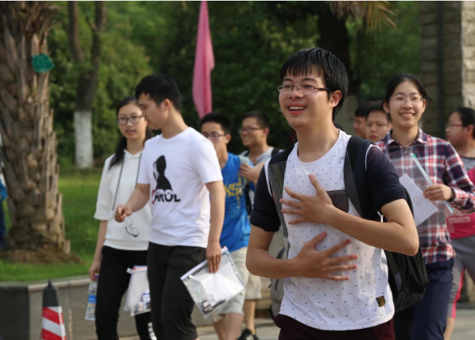 大学中经济学专业实力排名，复旦反超清华，上海交大位列第10
