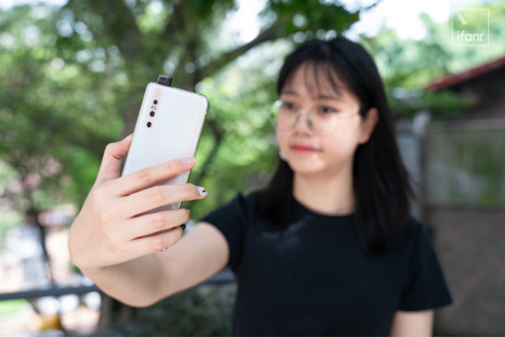 自拍不好看，怪不怪手机？