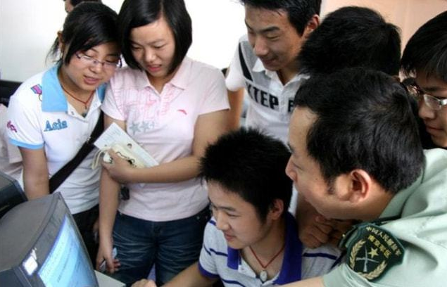 录取分数不高的4所军校，考上后前途无量，毕业后还能拿到铁饭碗