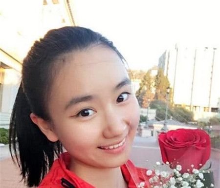 娱乐圈唯一考上清华大学的童星，能力与美貌并存，清华大学的校花