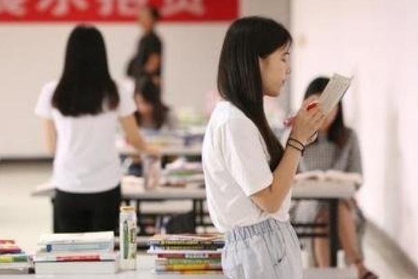 武汉各大院校现“天价学费”，学子们望而生畏，直呼承受不起