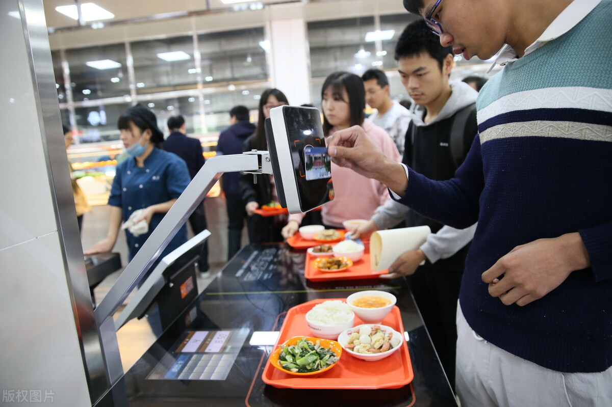 南京一大学食堂登上热搜，免费赠送未售完的食材，引发多方讨论