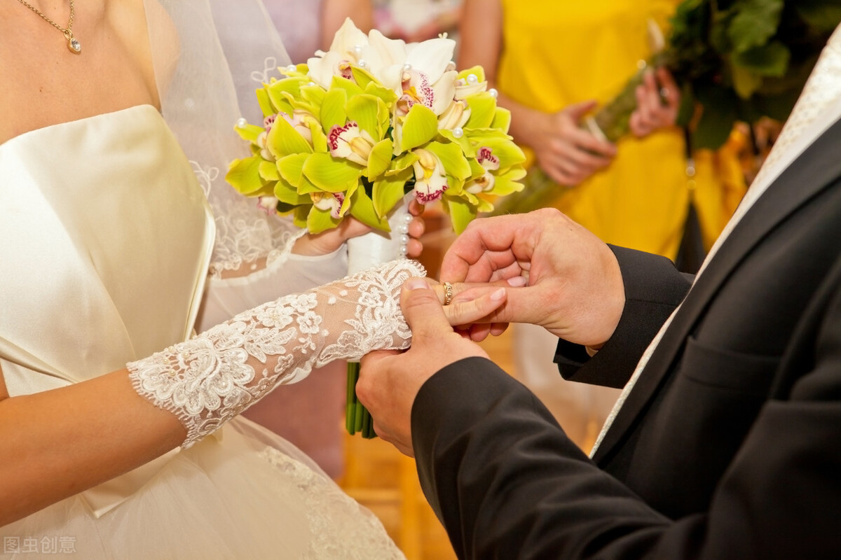 堂妹来我家，未婚夫彻夜难眠，他说他对堂妹一见钟情