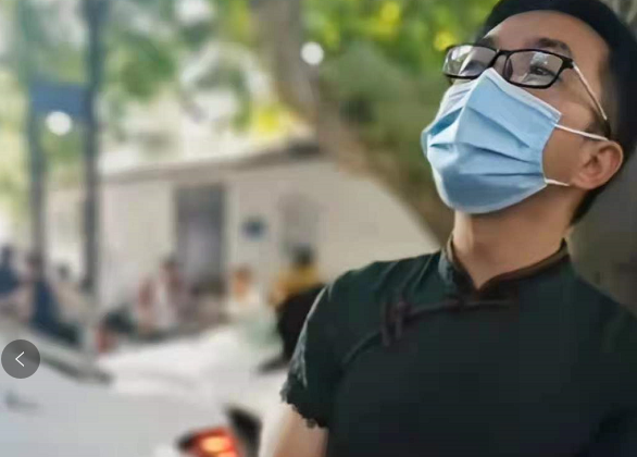 高考“穿旗袍”的爸爸们火了，却引来骂声一片，网友：丢人现眼