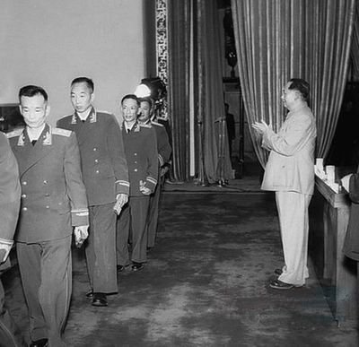 朱德位列十大元帅之首，为何军衔命令状不是001号，001号给了谁？