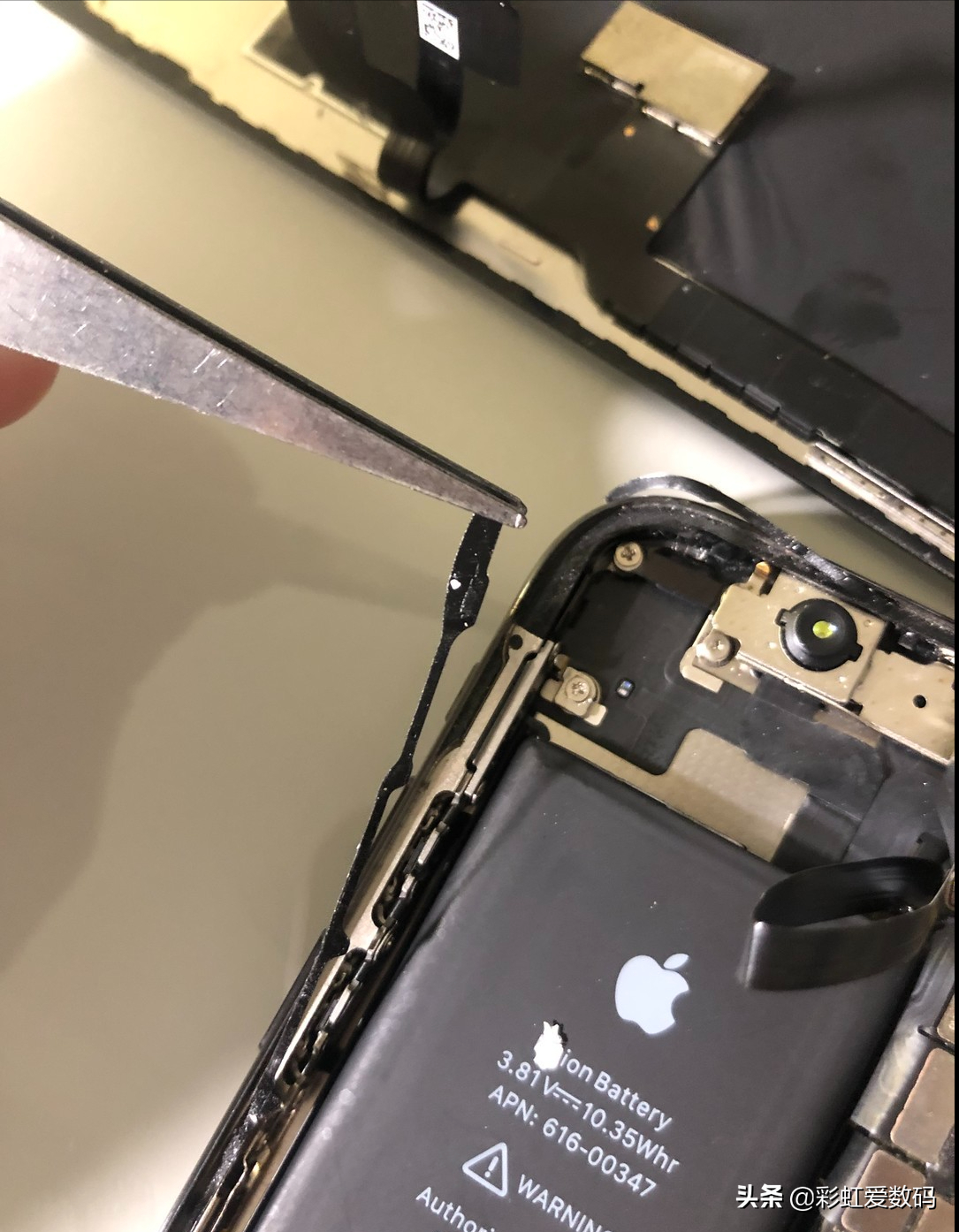 手机屏幕为啥会漏液？坏了需要去维修店吗？个人换屏经验分享