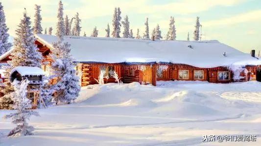 红墙，白雪，琉璃瓦，大雪压青松