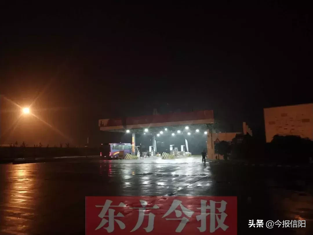 信阳市民乘长途车被丢高速服务区 信运回应：非直达站点均在服务区下车