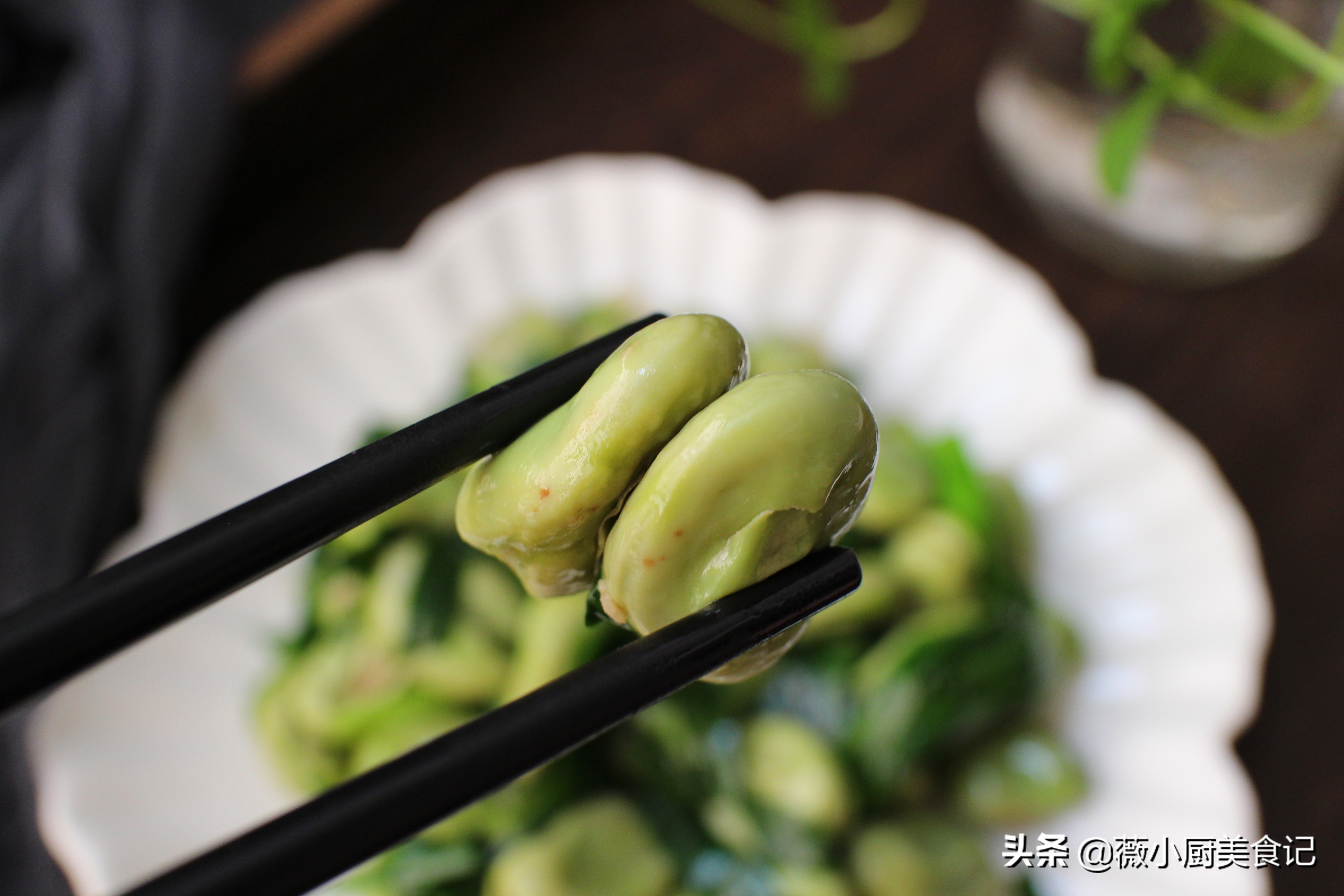 又到吃蚕豆的季节，2元一斤，这样炒比肉香，端上桌总不够吃