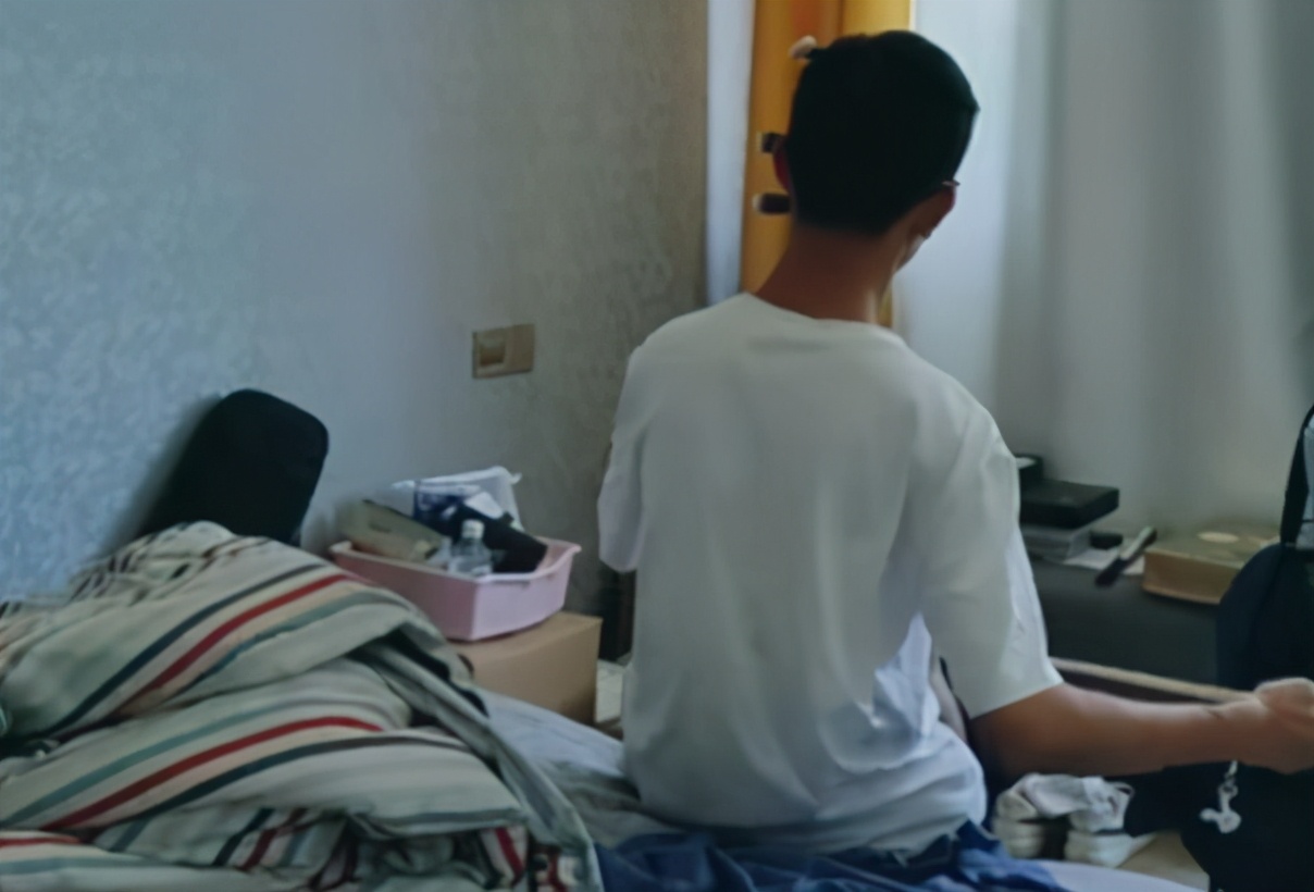 男生高考529分心有不甘,借拉二胡来解心头愁,背影孤寂让人心疼