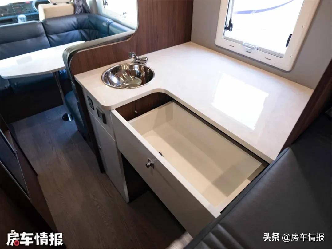 新款丰田考斯特房车，4.0L动力足，大沙发特舒服行李箱能住人