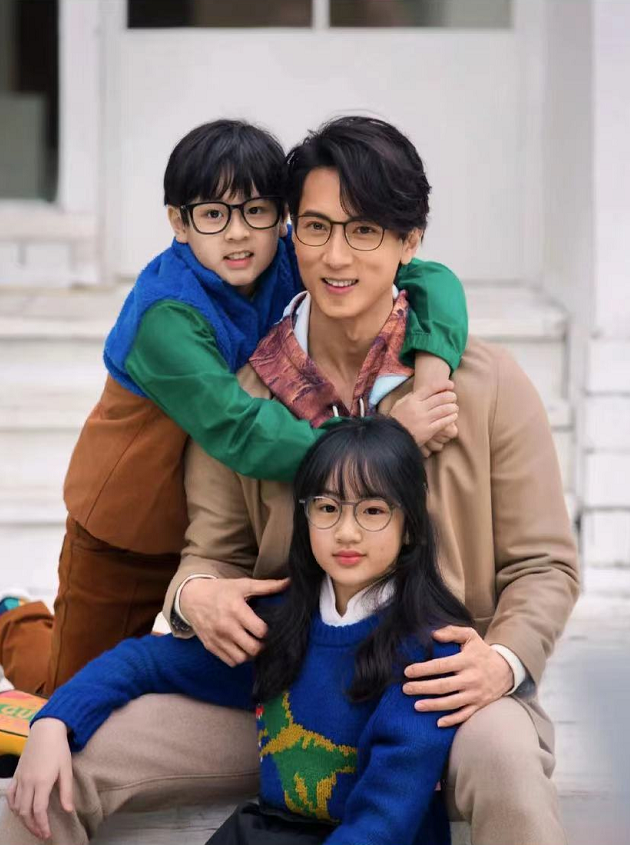 吴尊携儿女拍写真，NeiNei打扮淑女，Max长胖更像爸爸