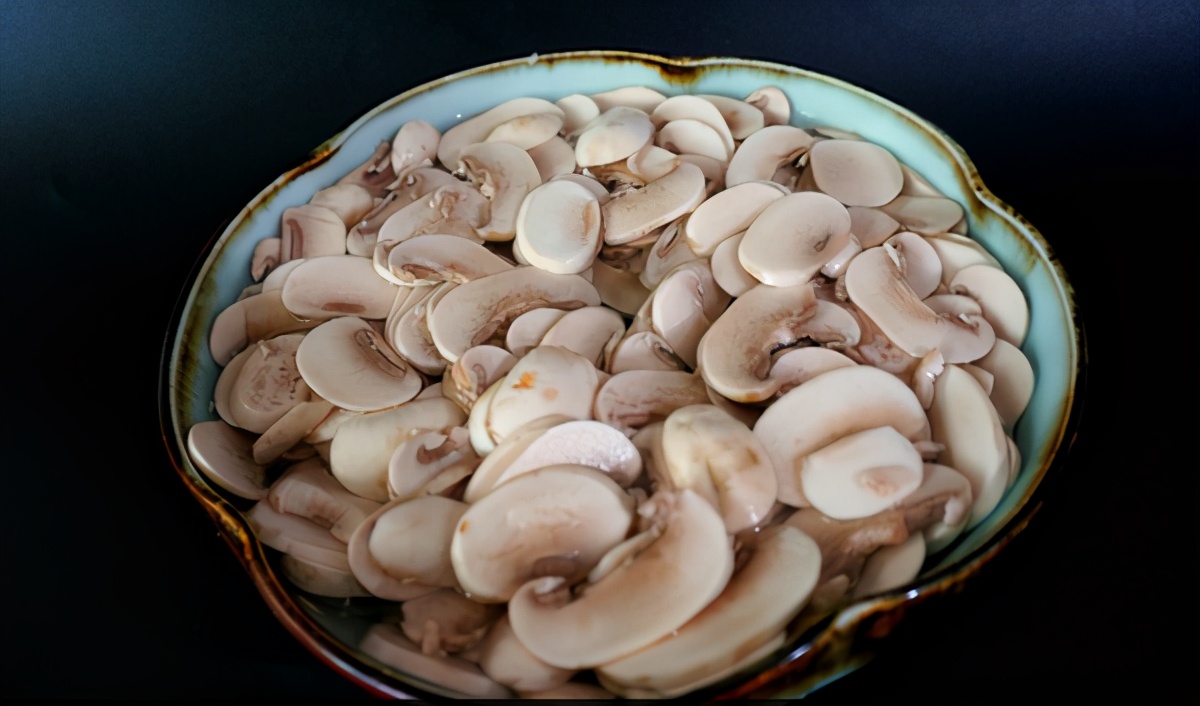 切好后的蘑菇赶紧用水泡一下,这样白蘑菇就不会发