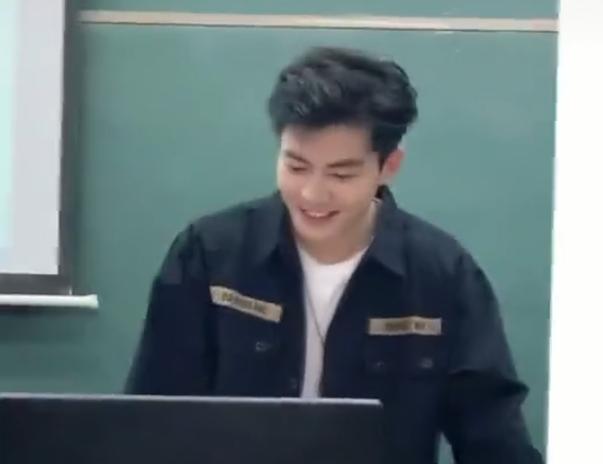 湖南一高校老师“火了”，戴上口罩像学生，取下口罩像明星