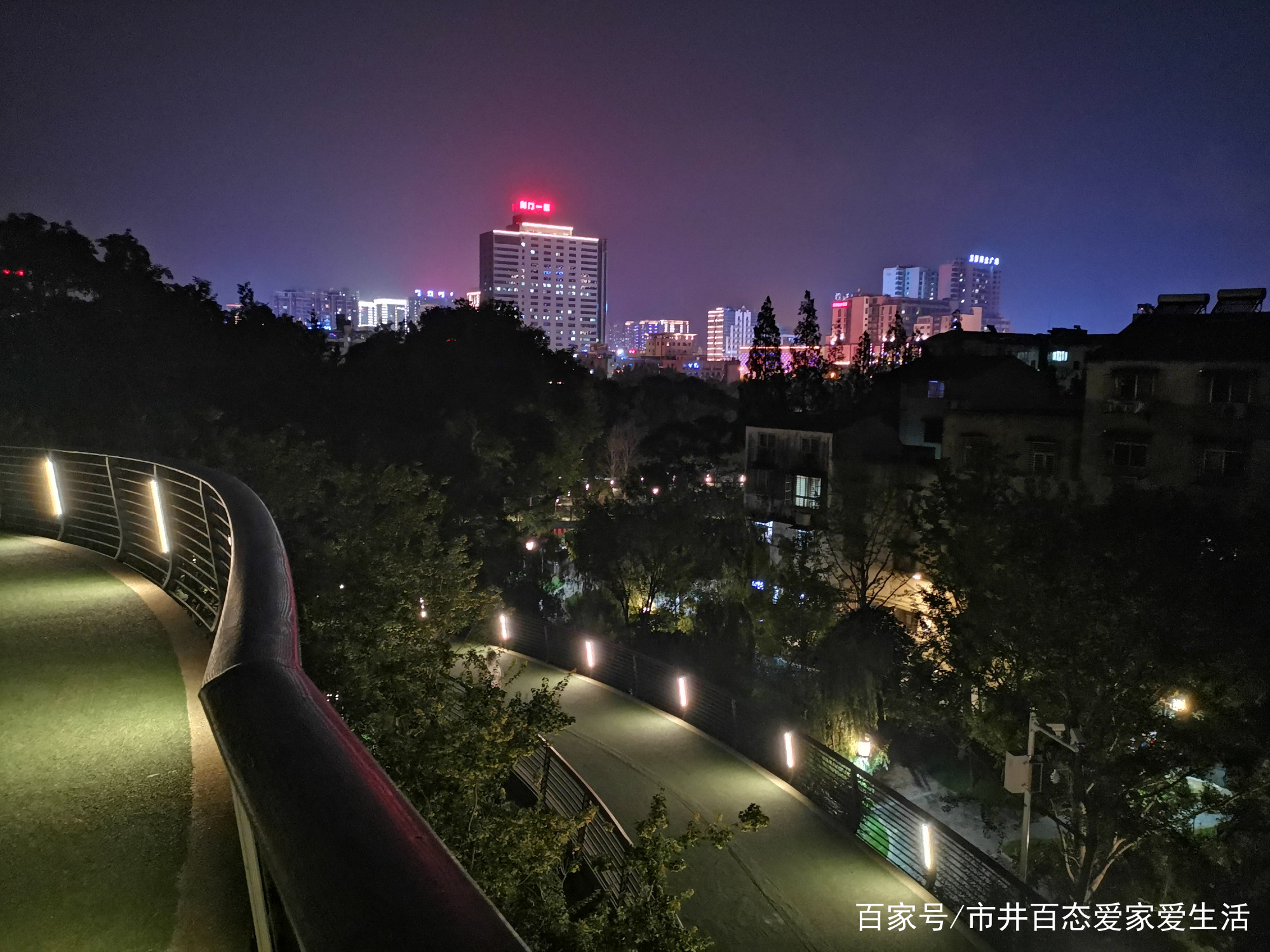 夜行龙泉公园步道，远眺城市繁华，看灯火阑珊，叹心无归处