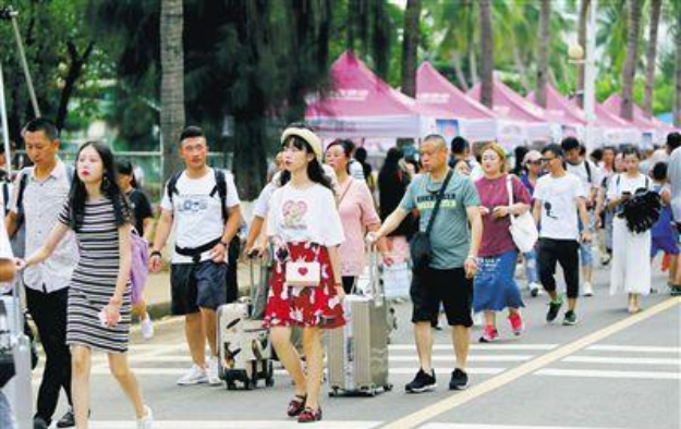 国内大学生每月“生活费”情况，1200元学生不敢出去，差别有点大