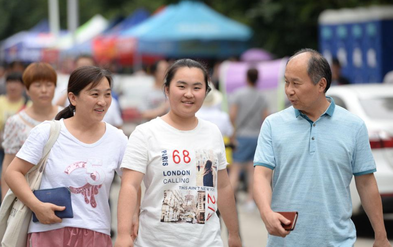 为啥高考当天不能穿校服，是怕学生作弊吗，班主任一语道破玄机