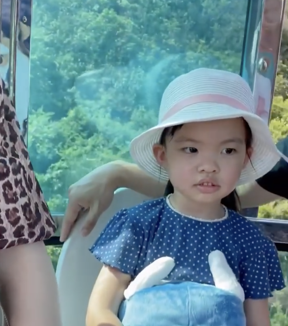 熊黛林晒女儿视频，母女聊天无障碍，姐姐口齿清晰漂亮似洋娃娃