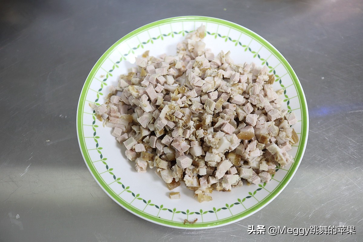 全家老少都爱的酱肉包子，酱香浓郁又暄软，左右手各2个吃撑了