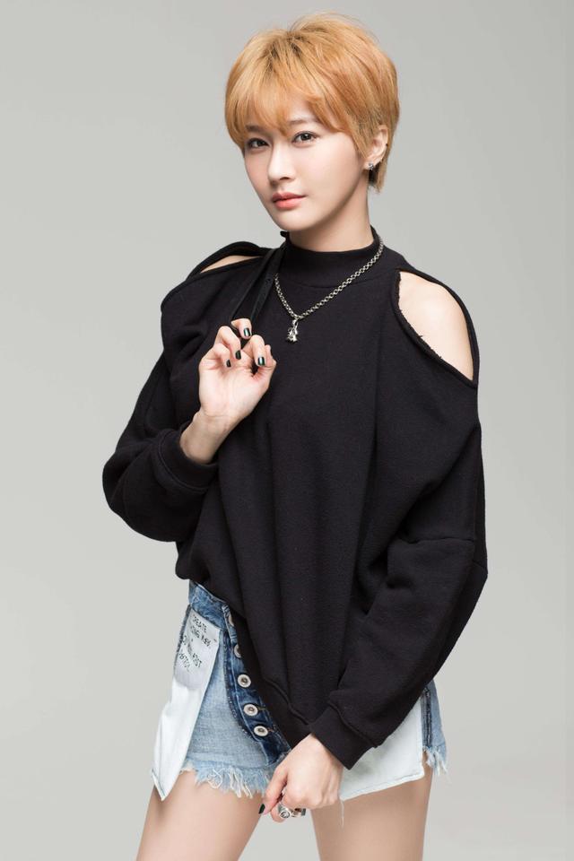 最近陈冰与靳东,蒋欣,李乃文等一众老演员同台演出,参见了电视剧的