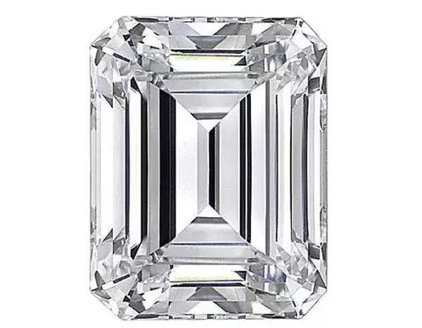 祖母绿形公主方形的钻石是利用圆形钻石进行切割得到的形状,它那美丽