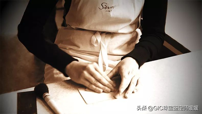 陶瓷首饰价格竟堪比钻石，这究竟是为何？为你解析其中的奥秘！