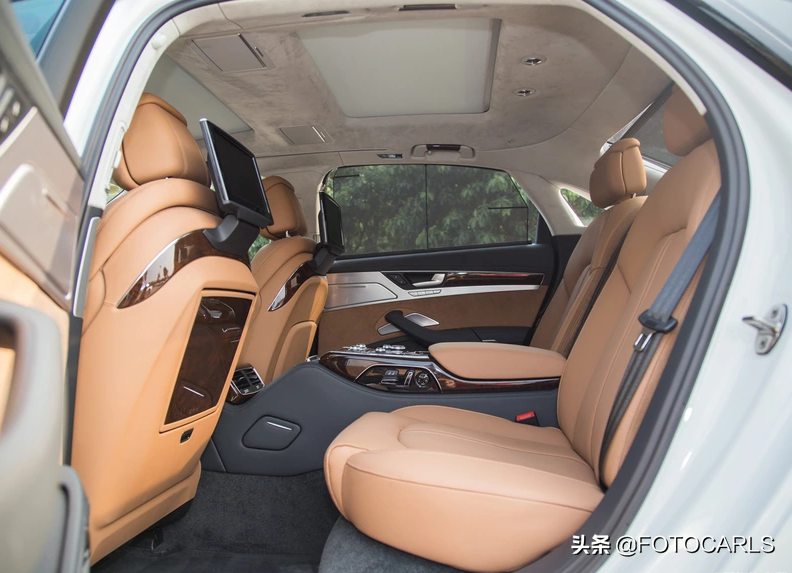 W12版奥迪A8L实拍，最迷人的前脸大灯，比同年奔驰S600L更阔气
