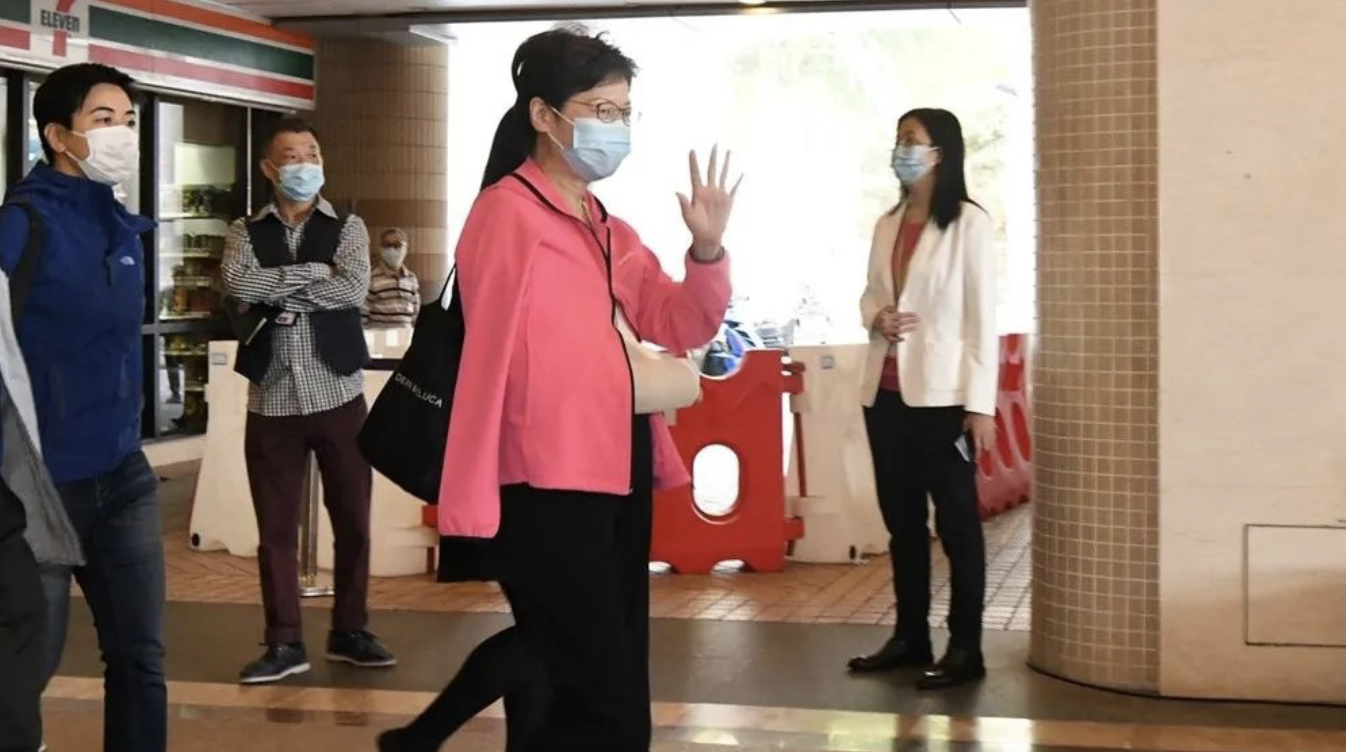 特首不慎跌倒！面临换届是否辞职和北部都会区问题复杂，希望珍重