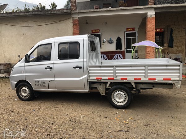 金杯海星t22双排微卡能载人又能拉货,新车落地只要4万块,超实用