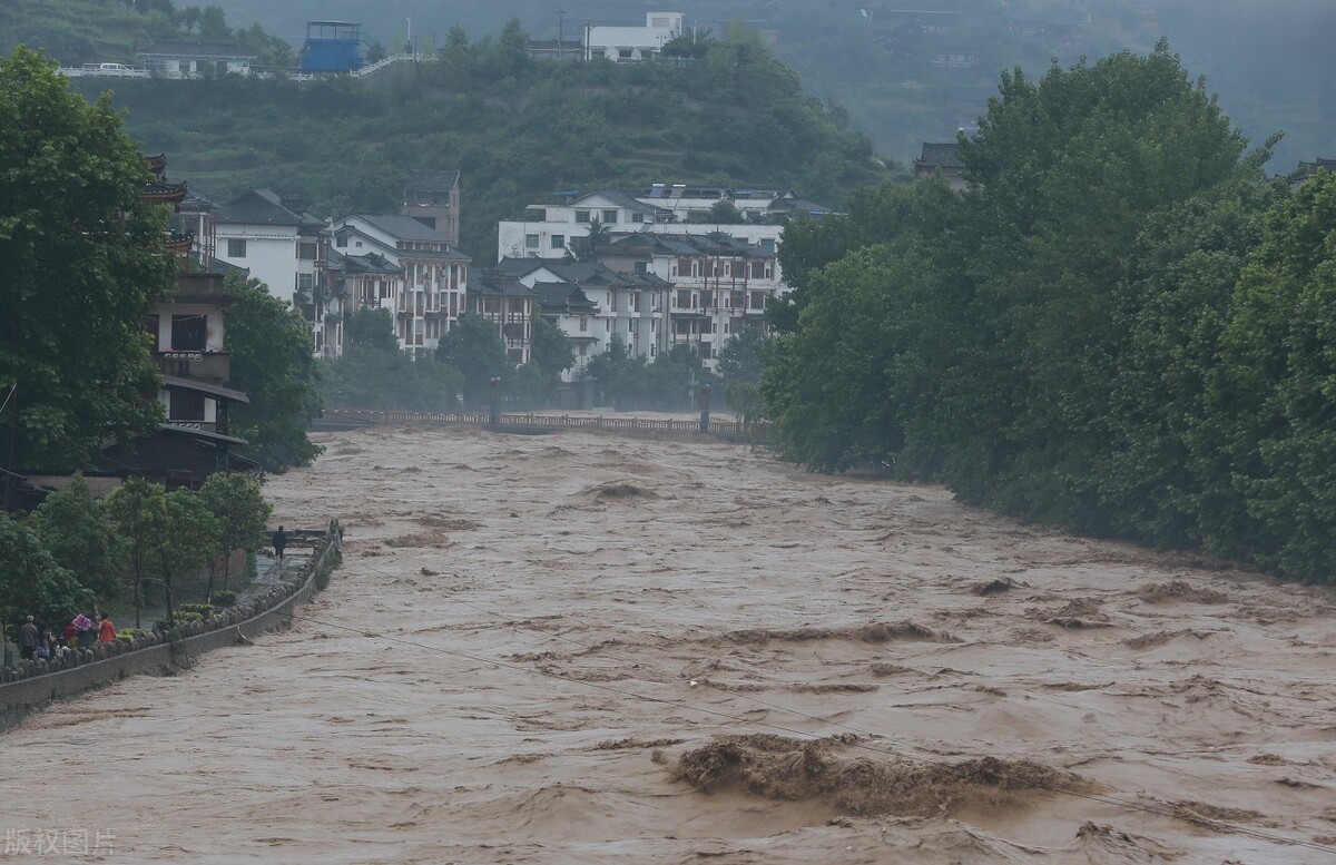 “亚洲水塔”正在逐渐失衡！印度遭遇洪水侵袭，青藏高原湖泊变淡