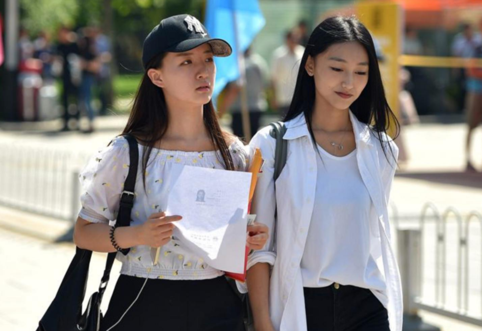 一个月该给大学生多少生活费？看过这张档次表，家长觉得给多了