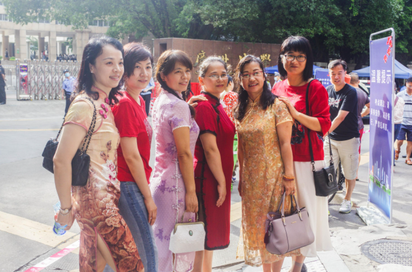 旗袍爸爸“艳压”花枝招展的妈妈，孩子高考，家长场外争奇斗艳