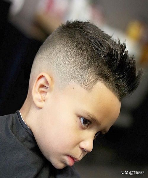 儿童发型男孩图片潮（小男孩流短发发型图片2020小男孩流行发型）