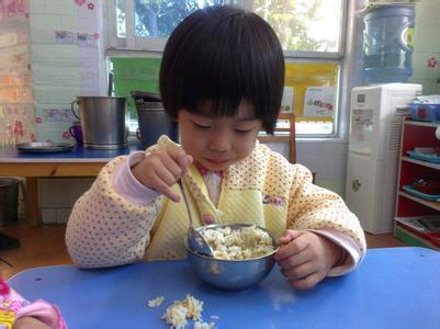 孩子喝配方奶粉要到几岁？如果孩子有这些表现，建议及时戒掉奶粉