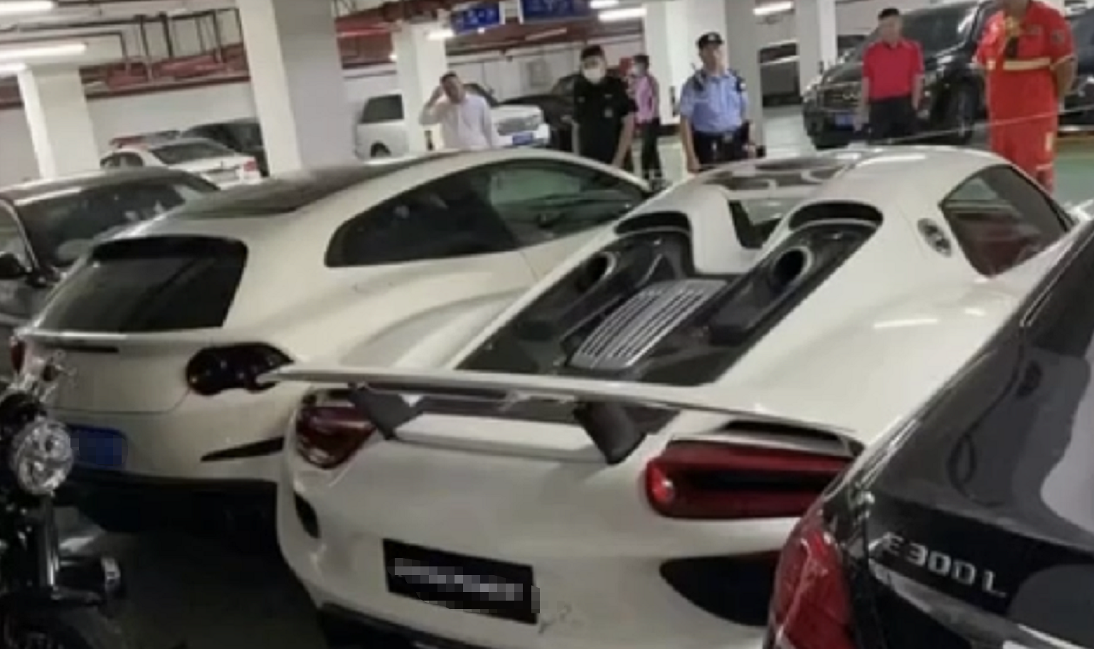 上海一宝马女司机怒撞百万法拉利，一旁千万保时捷918受损，两车价值近2000万