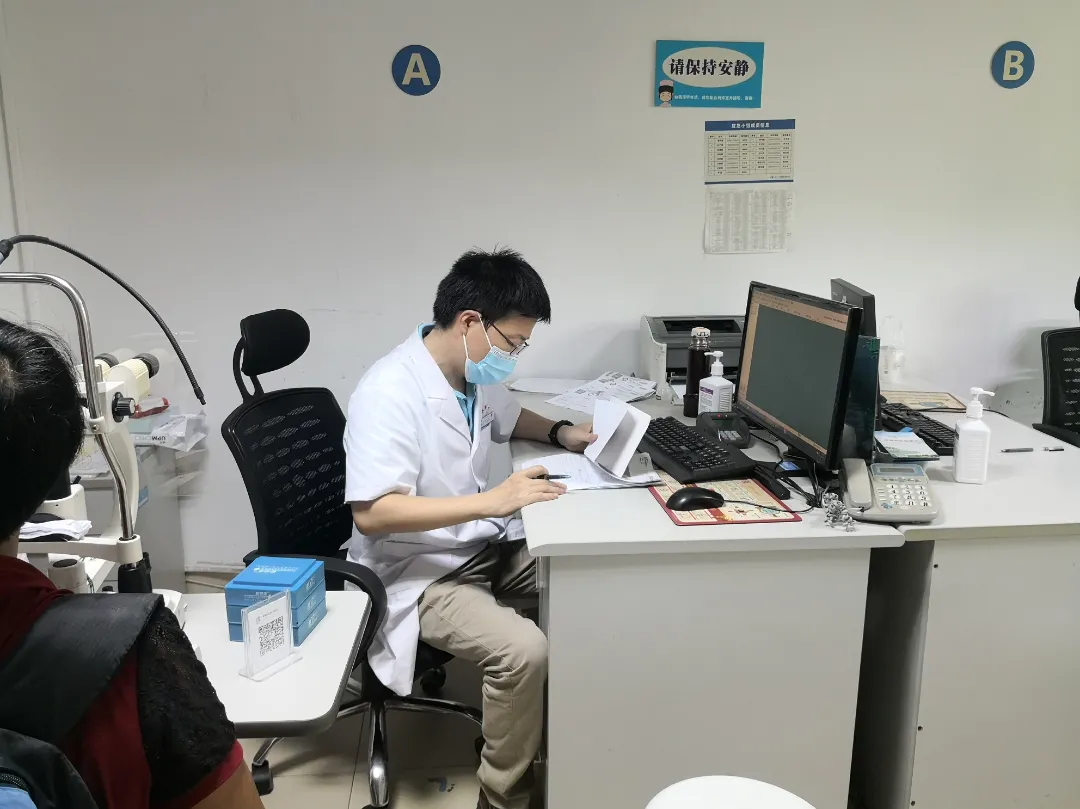 数月内换了两三副眼镜,年轻小伙配眼镜后视力恶化查出严重致盲病