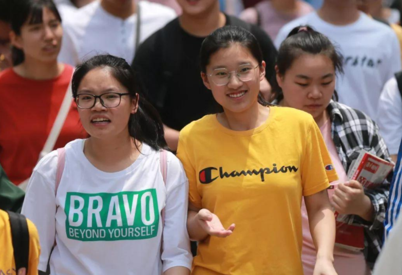 高考当天为何不能穿校服，老师一语道破玄机，学生需提前知晓